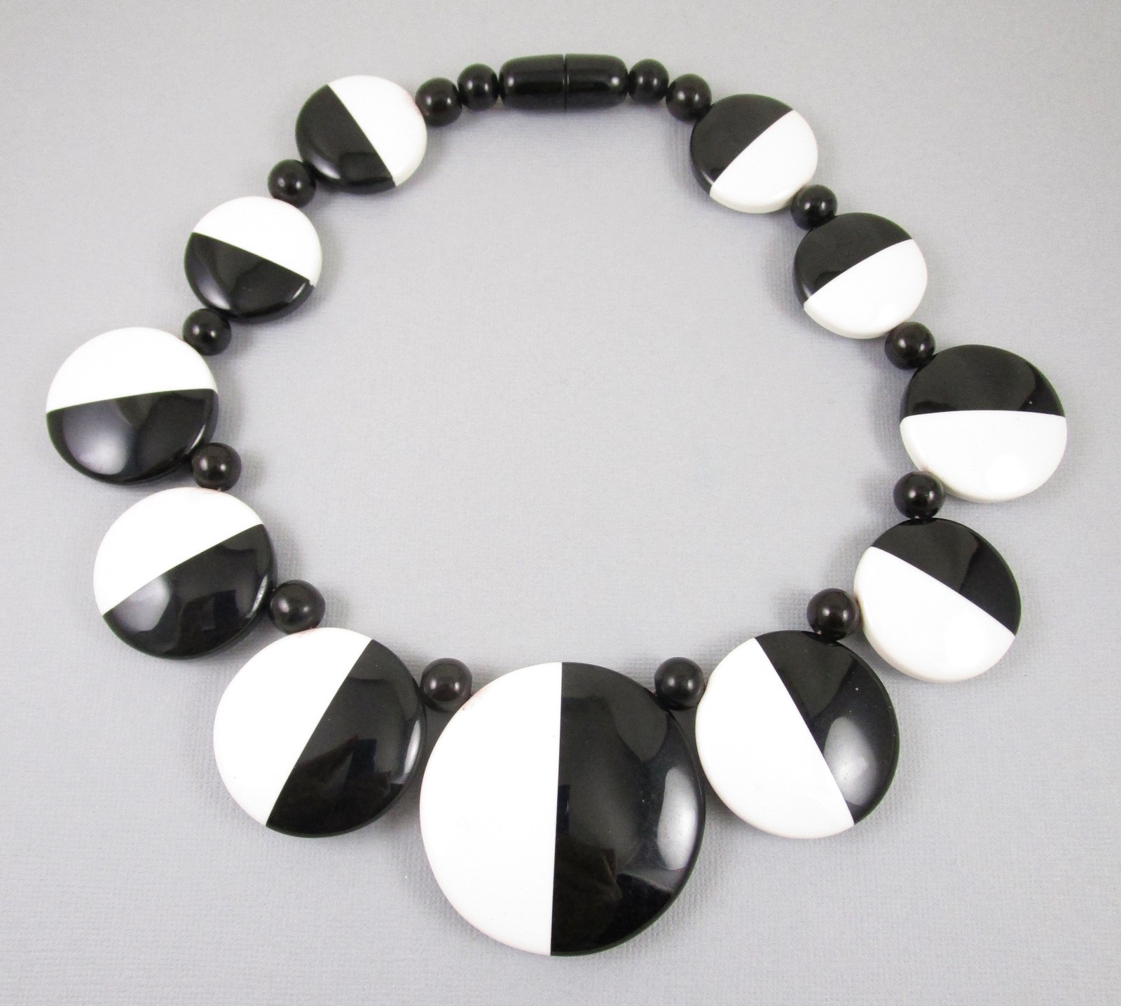 GRAPHIC MARION GODART BLACK & WHITE RESIN CHOKER NECKLACE – FRANCE