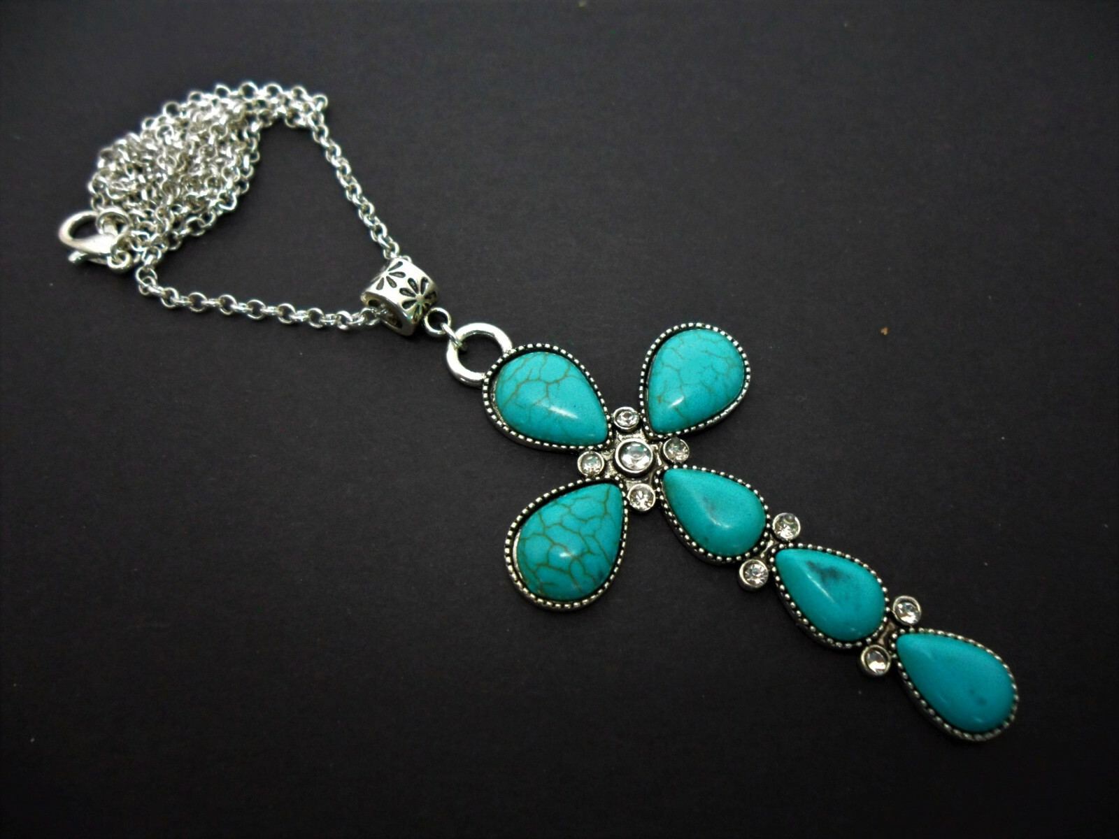 A LOVELY TIBETAN SILVER CROSS/CRUCIFIX TURQUOISE BEAD NECKLACE. 18″ CHAIN