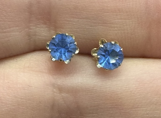 JCM 14k YELLOW GOLD & ROUND-CUT BLUE CZ STUD EARRINGS 0.45G