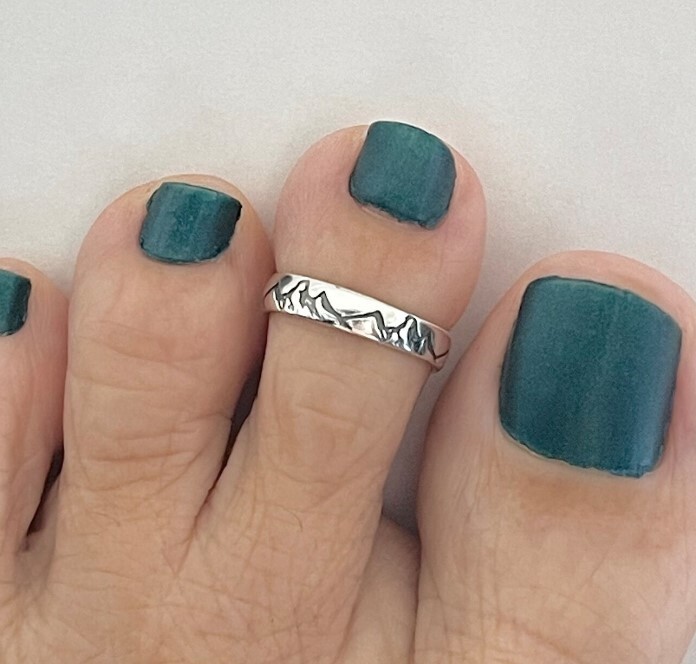 Solid Metal Women’s Mountain Adjustable Toe Ring 14k White Gold Plated Silver