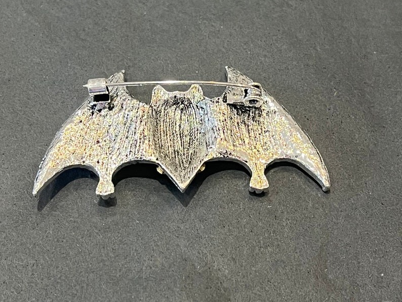CLEAR RHINESTONE SILVER BAT PIN BROOCH~HALLOWEEN COSTUME ACCESSORY~ WICKED WITCH