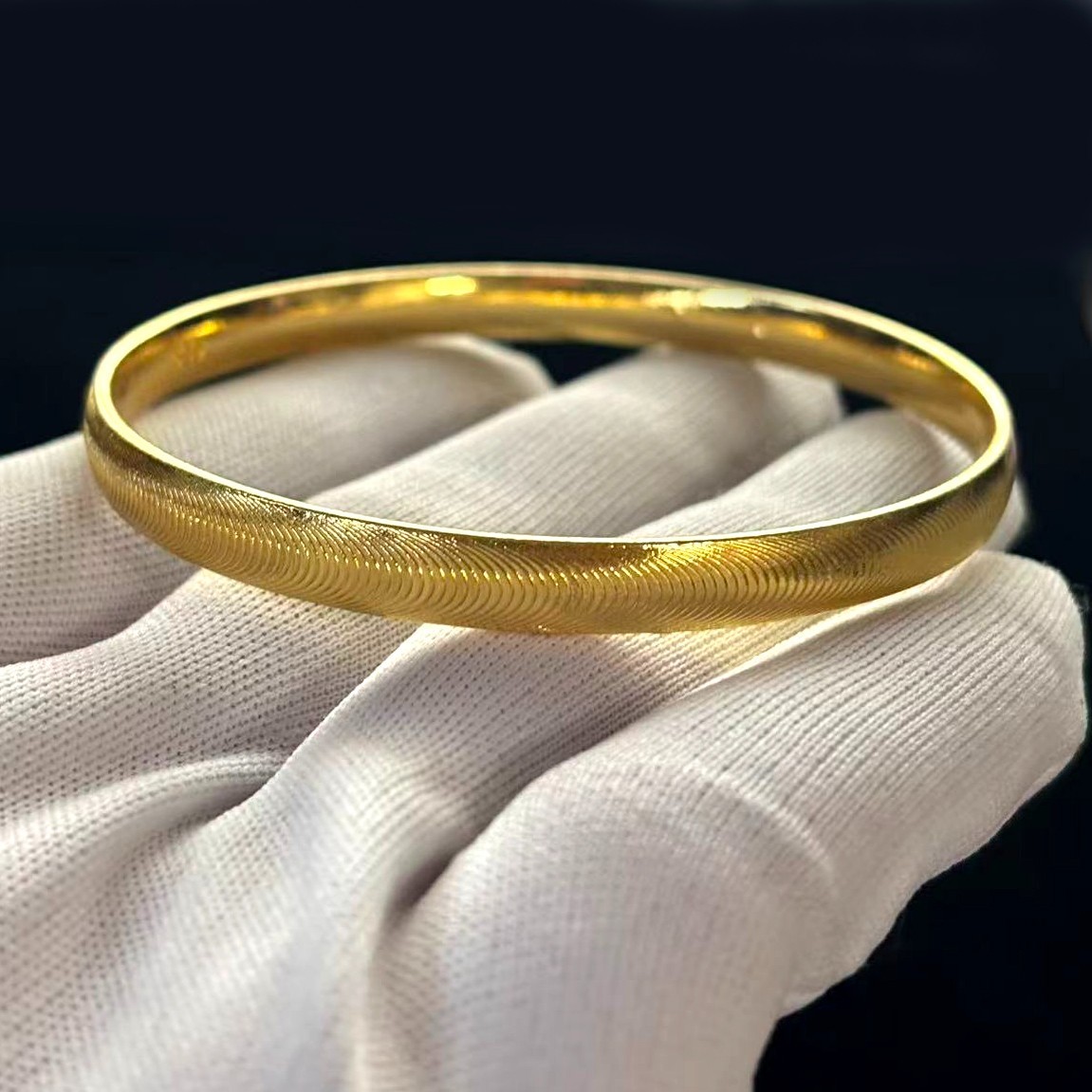 Golden Cat’s Eye Pattern Bangle Bracelet Gold-plated? marked ‘999’, 7.6in/7.9in