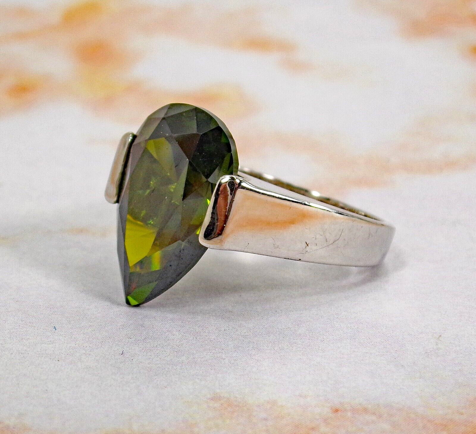 Green teardrop cubic zirconia stone ring in a silver setting Size 7 New