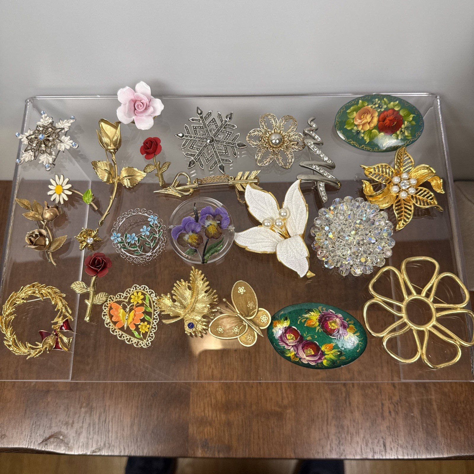 Assorted brooch pin lot. E3