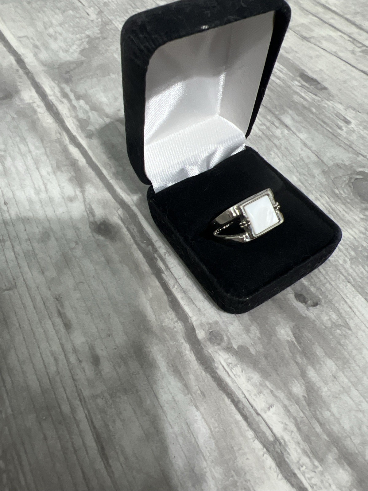 Lia Sophia Silver Tone “White Out” Retired Size 9 Cocktail Ring Mother Of Pearl