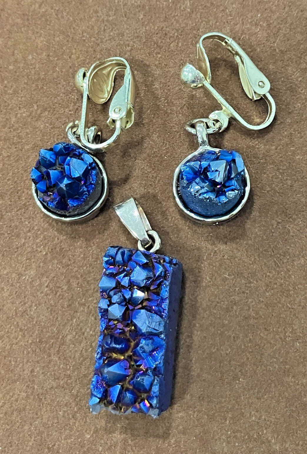 Unique! DRUSY DICHROIC QUARTZ blue/purple PENDANT & EARRINGS set in gold-tone