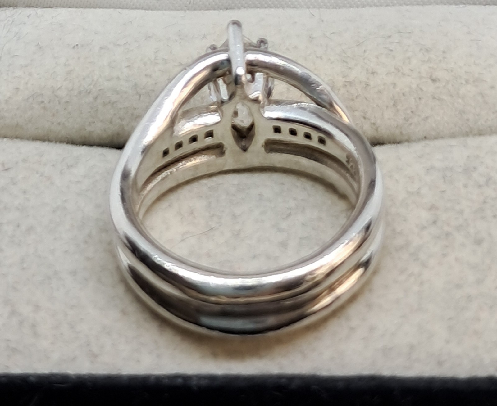 DIAMONIQUE STERLING SILVER RING WITH LARGE MARQUISE CZ & ROUND CZ ACCENTS SIZE 6