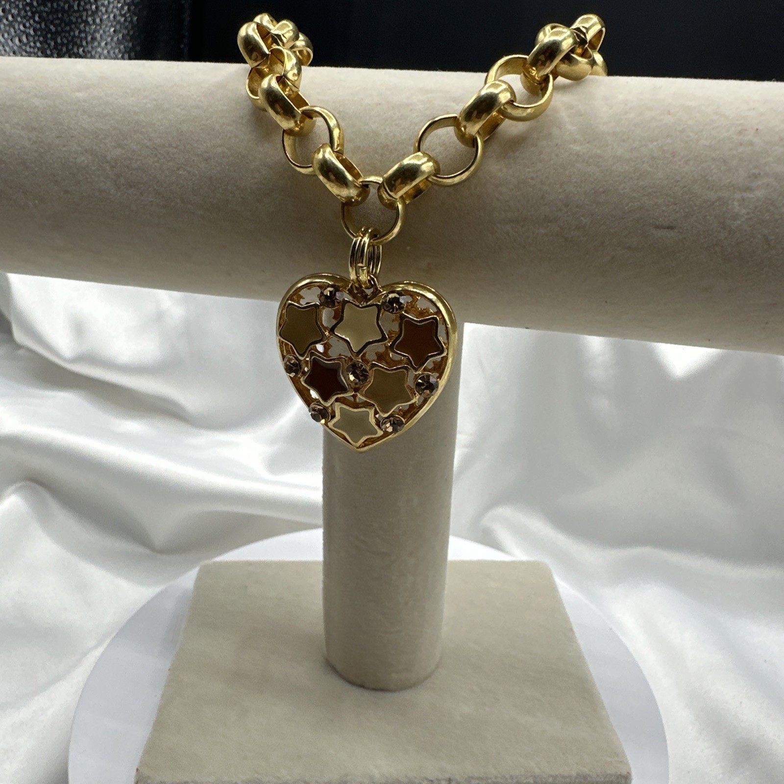 Heart Enamel Rhinestone Sole Charm Round Gold Toned Bracelet. See pics.