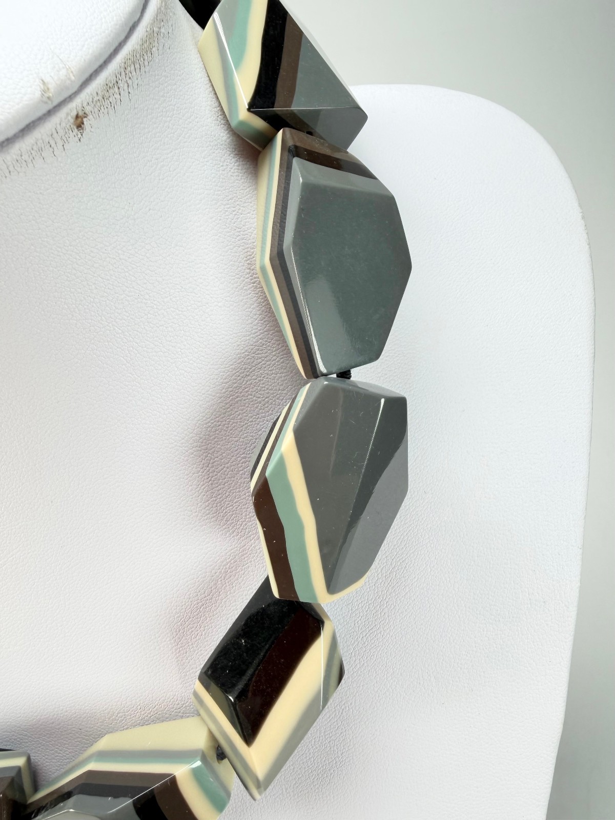 Marion Godart – Fragmental “Bord Dentelé” Neutral Mix Resin Necklace