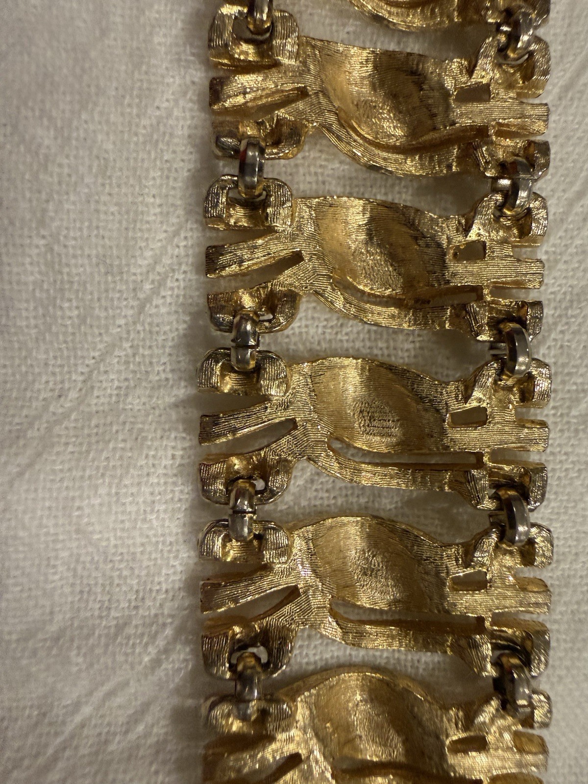 VintagGold Tone Textured Chain Link Bracelet Metal Fold-Over Clasp 8 in No Stone
