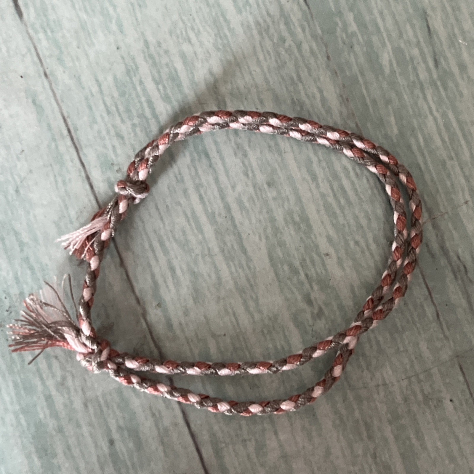 NEW BOHO BRAIDED THREAD FRIENDSHIP BRACELET ADJUSTABLE GRAY ROSE WHITE NIP