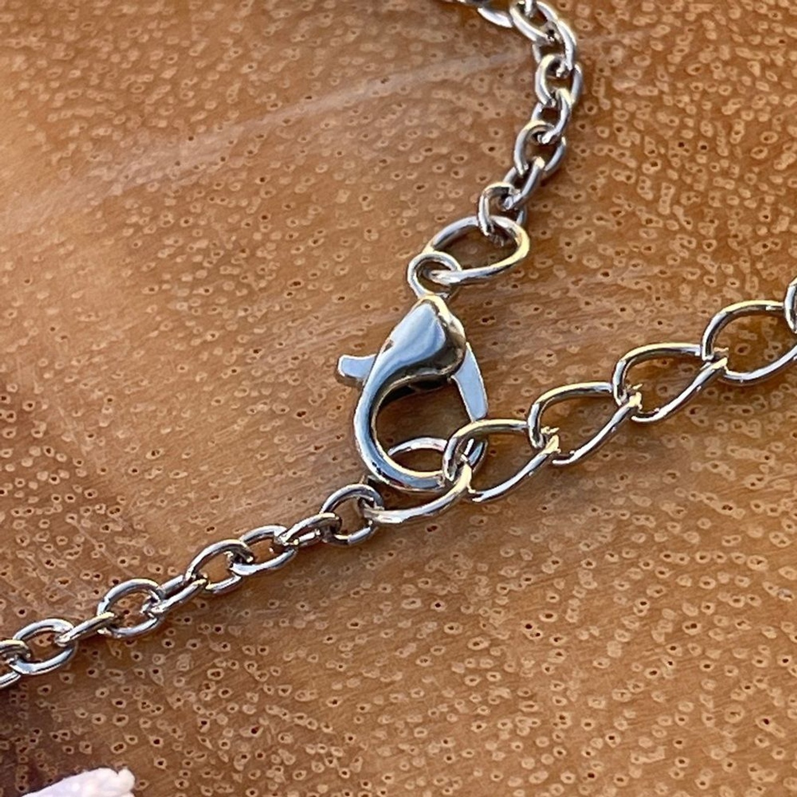 Gorgeous Red Oval Stone Pendant Silver Necklace with Bird detail gift new