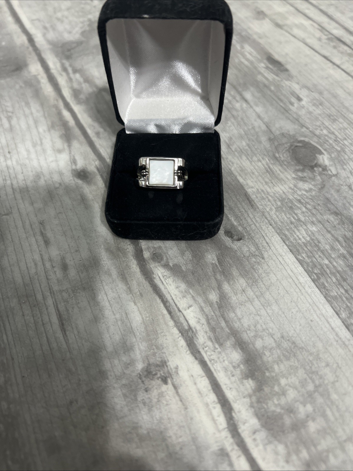 Lia Sophia Silver Tone “White Out” Retired Size 9 Cocktail Ring Mother Of Pearl