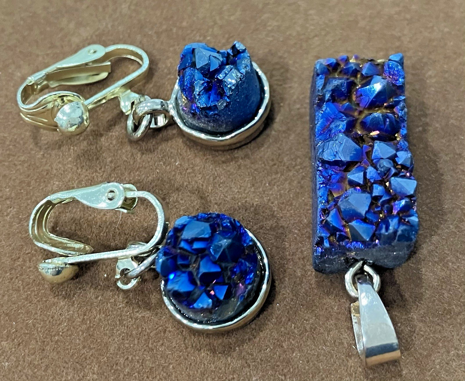 Unique! DRUSY DICHROIC QUARTZ blue/purple PENDANT & EARRINGS set in gold-tone