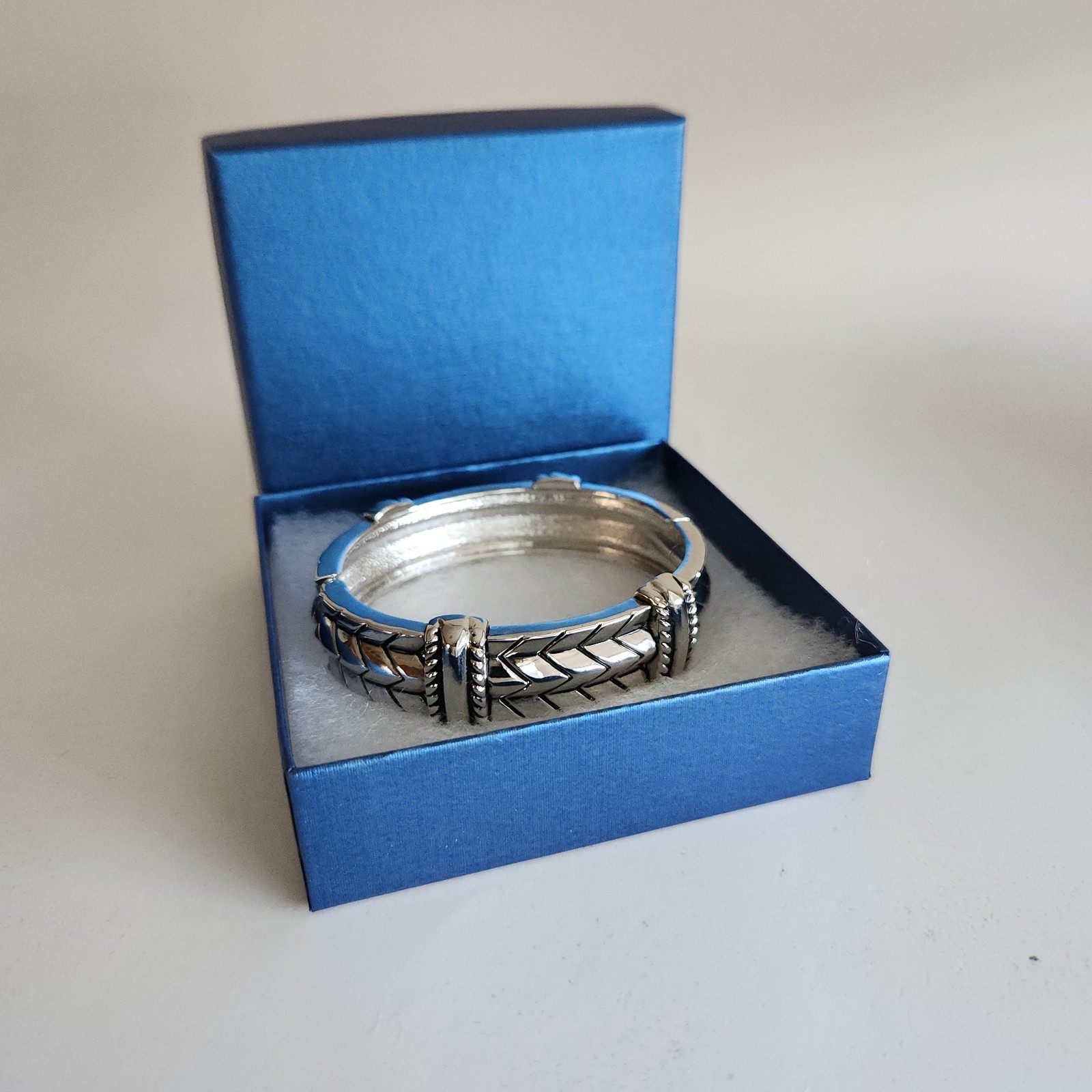 Chunky Bold Silver Tone Hinged Bangle Bracelet | Wide Statement Style | 7″ Fit