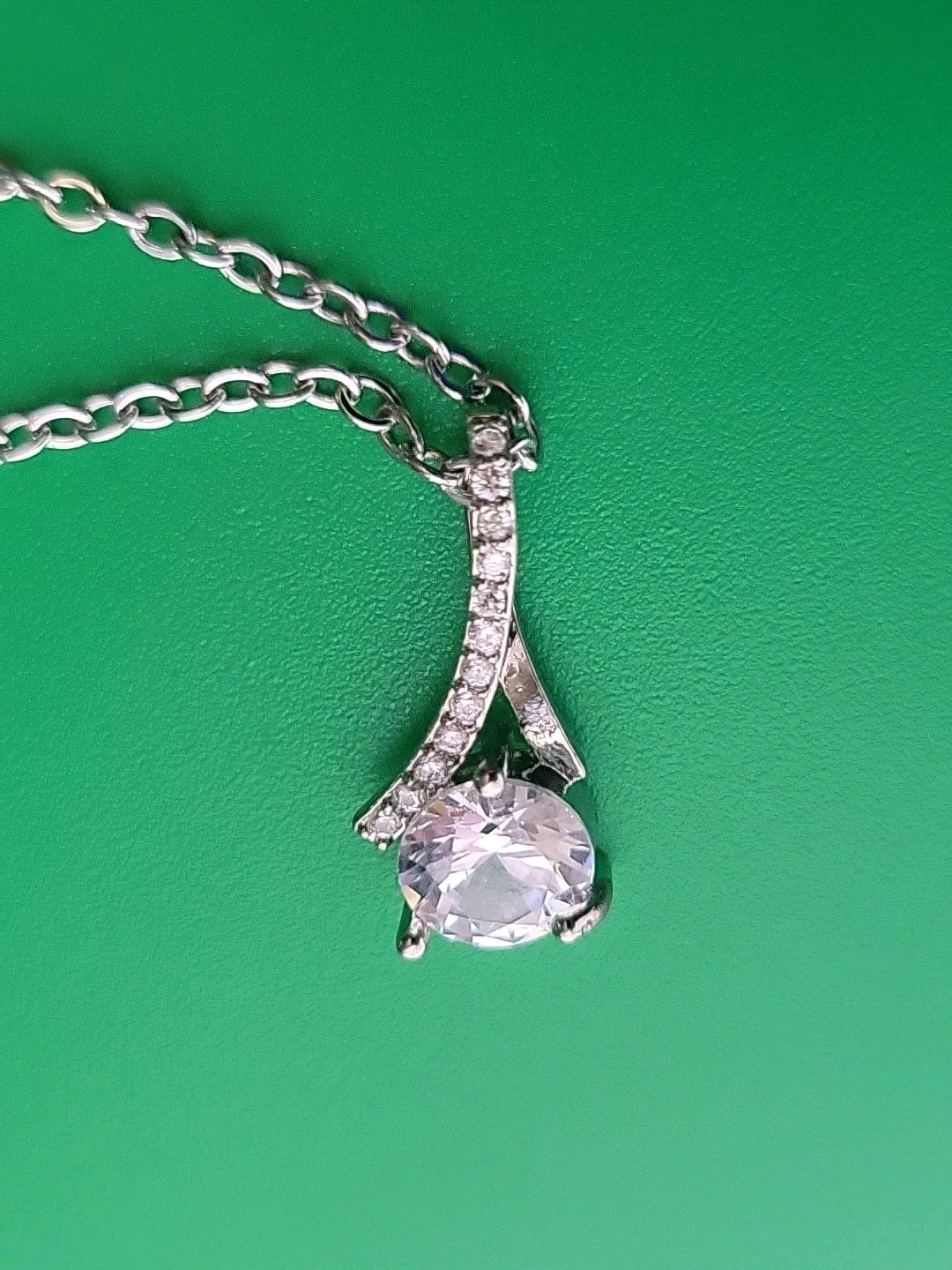 Beautiful Silver Tone Chain Necklace W/pendant