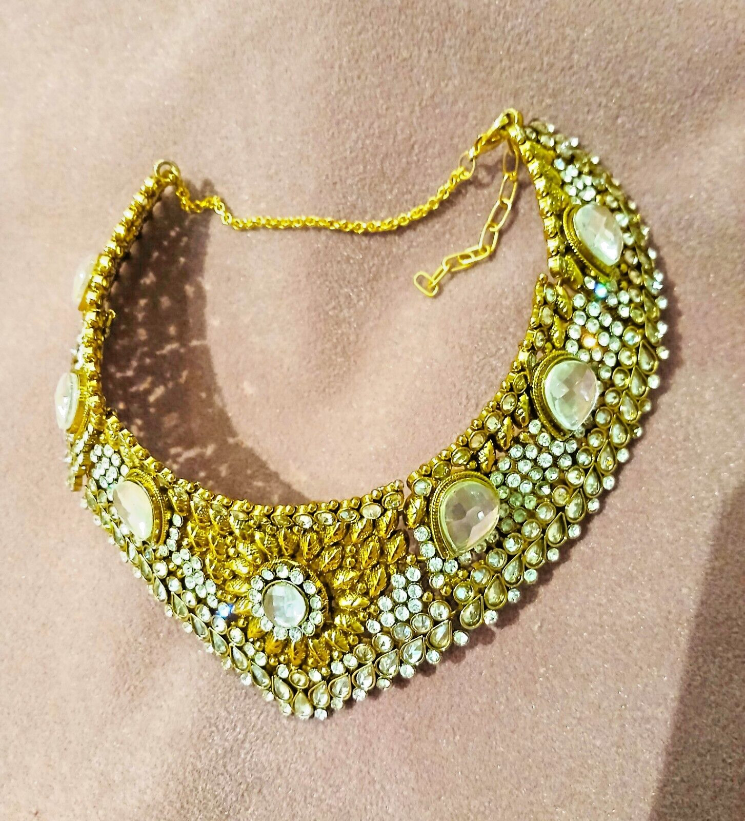 YELLOW METAL COLLAR TYPE NECKLACE