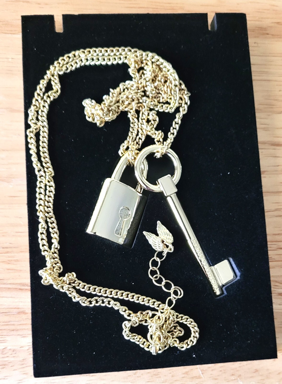 New w/ Box Victoria’s Secret Gold Plated Large Pendant Lock & Key Chain Necklace