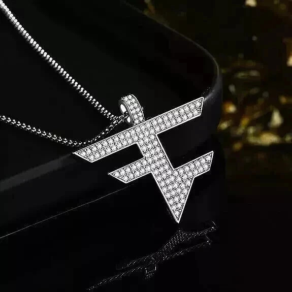 Simulated Diamond Beauty Pendant 14K White Gold Plated With Free 18″ Box Chain