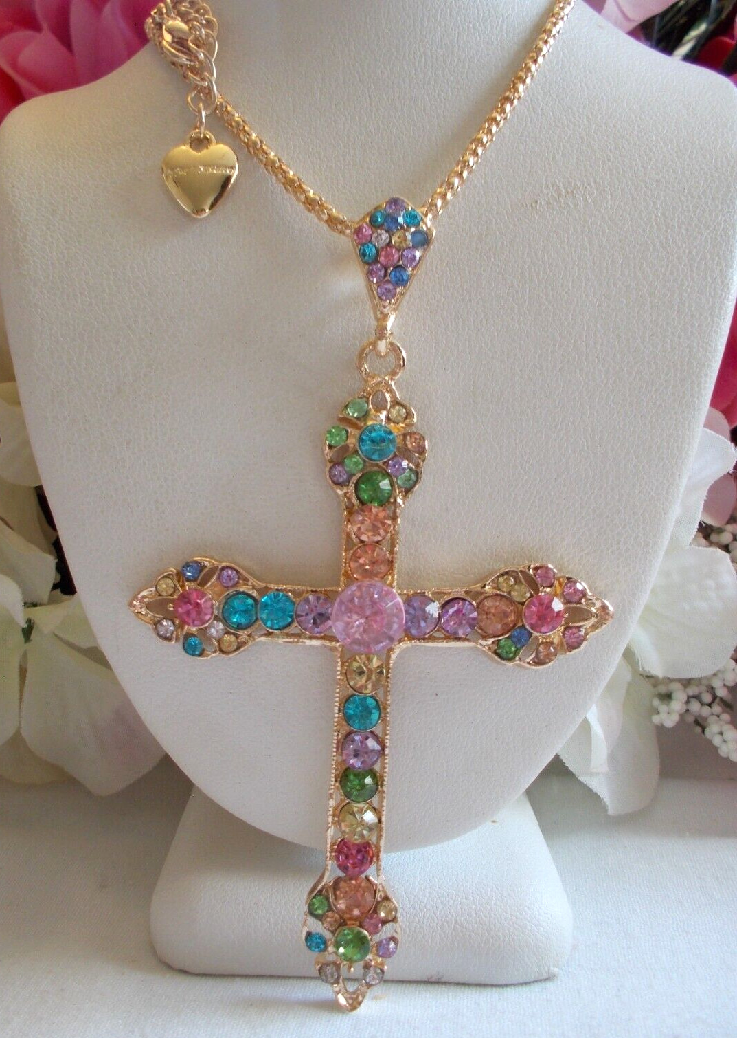 BETSEY JOHNSON LOVELY SPARKLING CRYSTAL INLAY CROSS PENDANT CHAIN NECKLACE