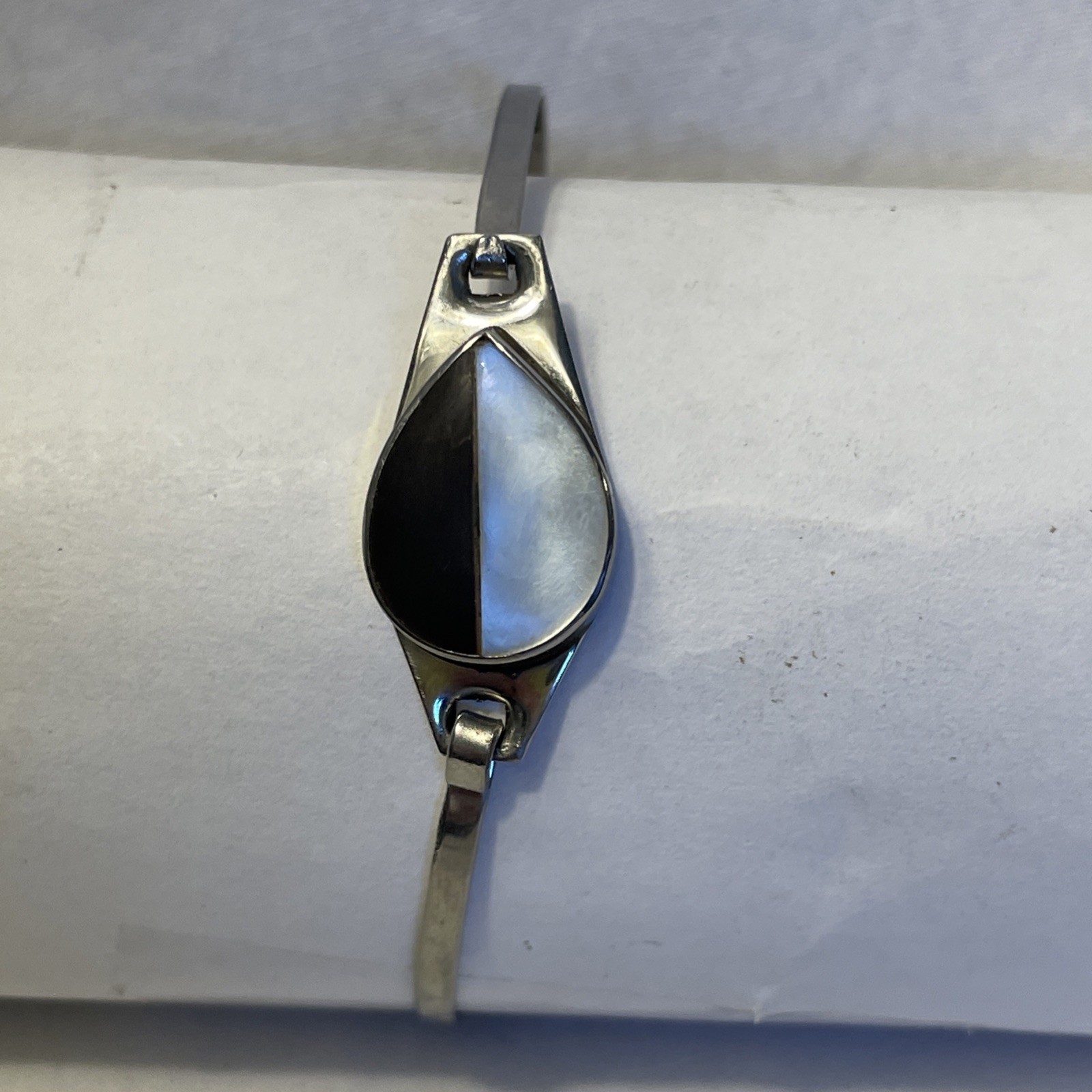 Black and White Teardrop Bracelet 6.5 inches Ying Yang Thin Silver Tone Band