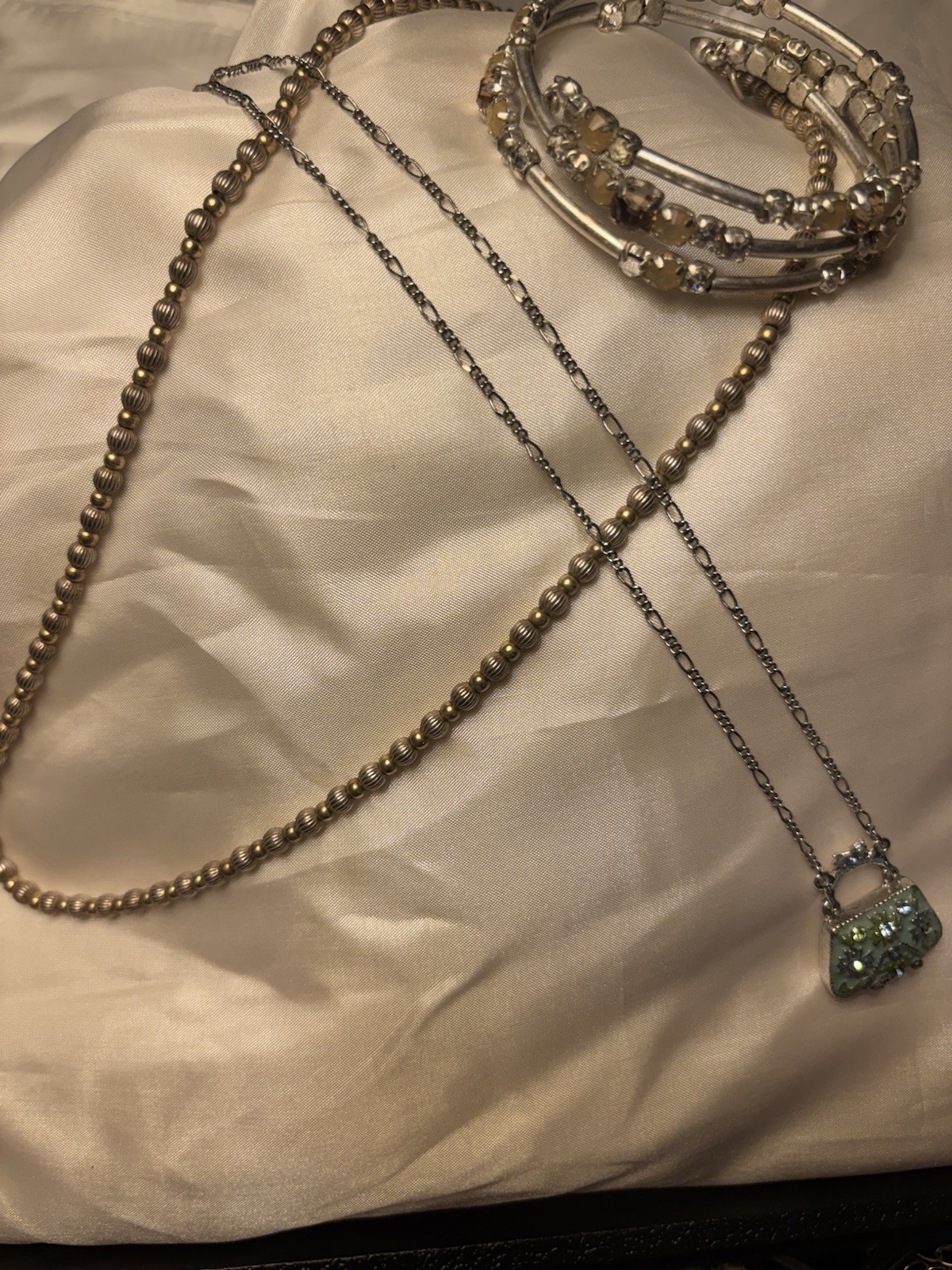 Silver Tone /Gold Chain Necklace w/ Green Handbag Pendant nil, Beaded wrap
