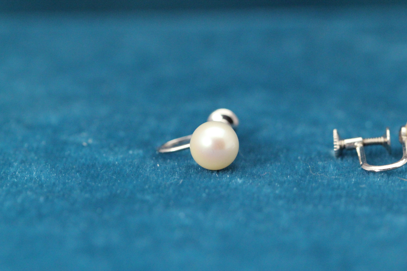 14k White Gold Vintage 7.5 mm Pearl Screw Back Earrings 2.4 Grams (EAR5438)
