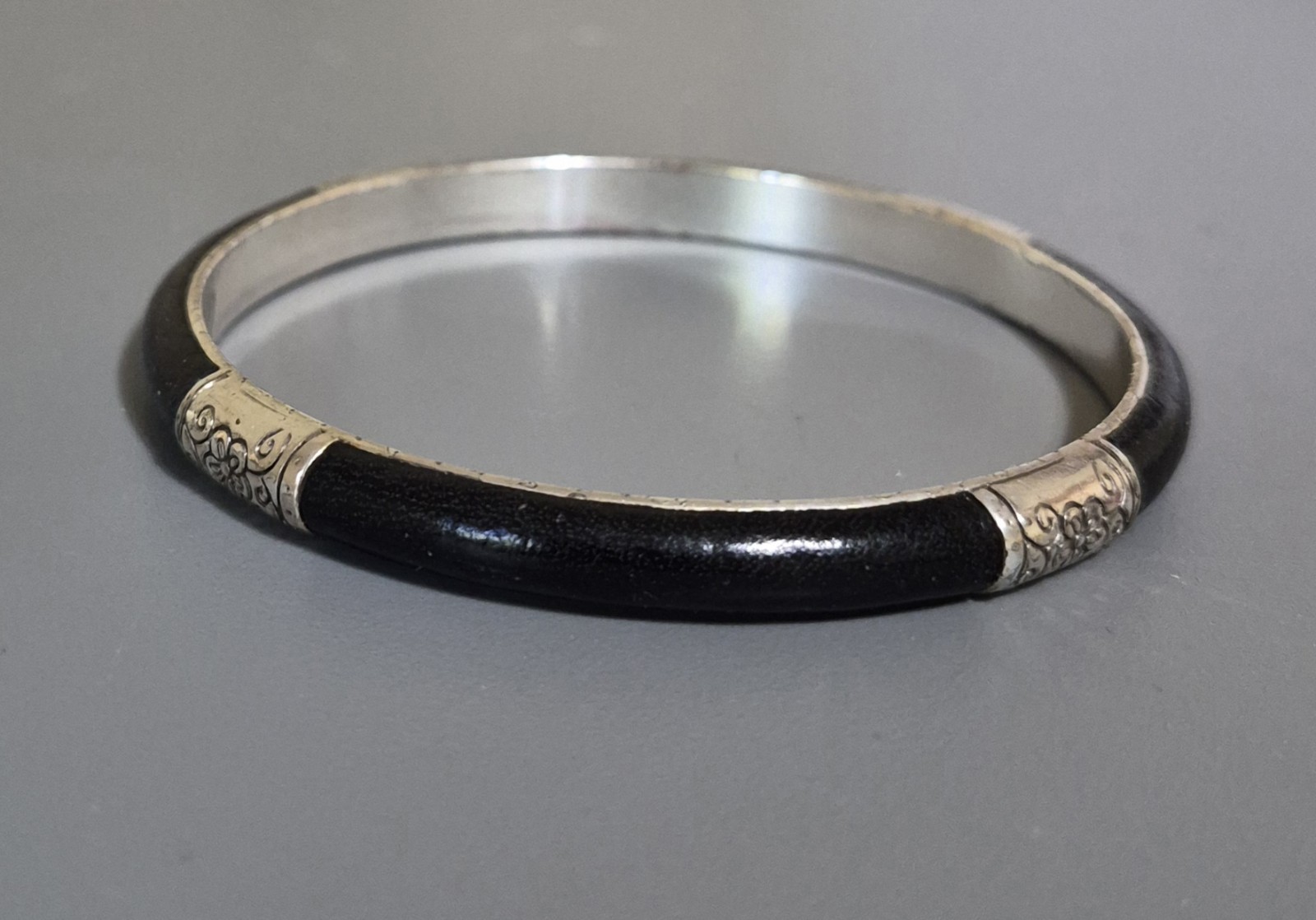 Brighton Bangle Bracelet – Black Leather Silver Tone – 7.75 ” Retired Vintage