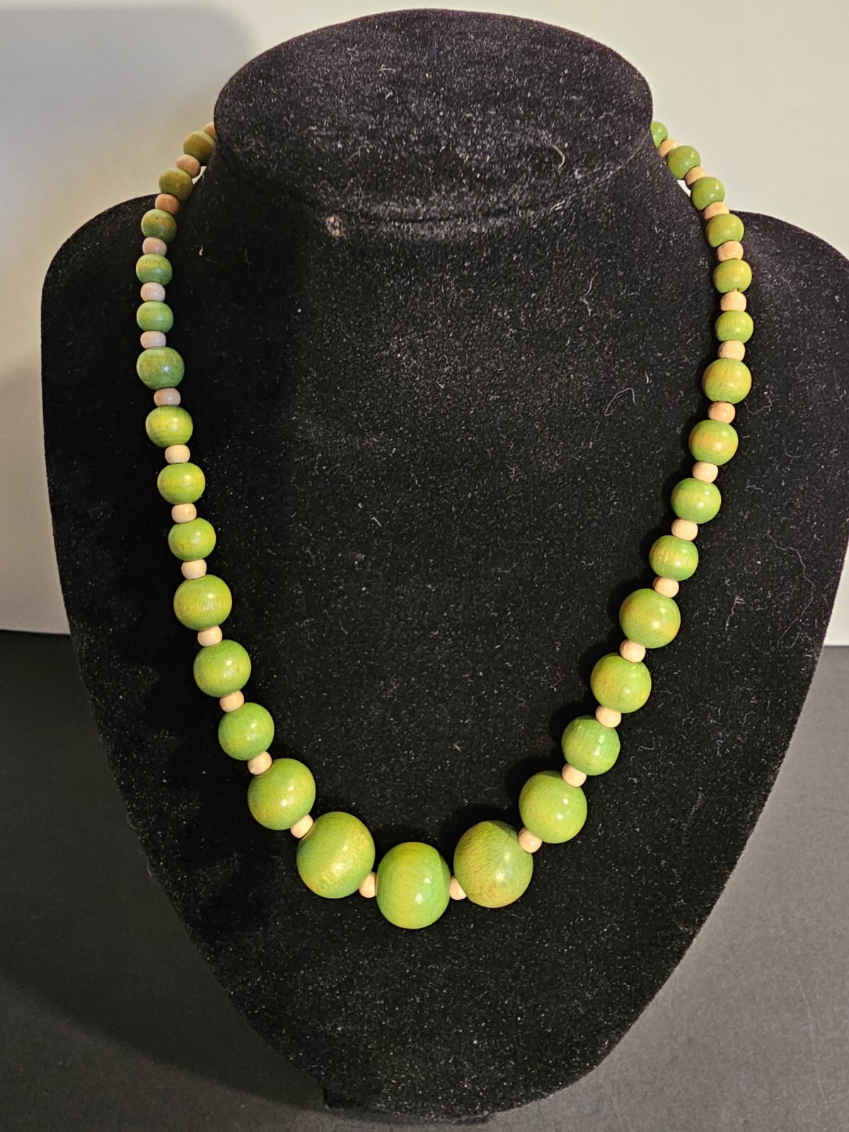 Adjustabe – Green Round Wooden Beaded Necklace With Hook Closure