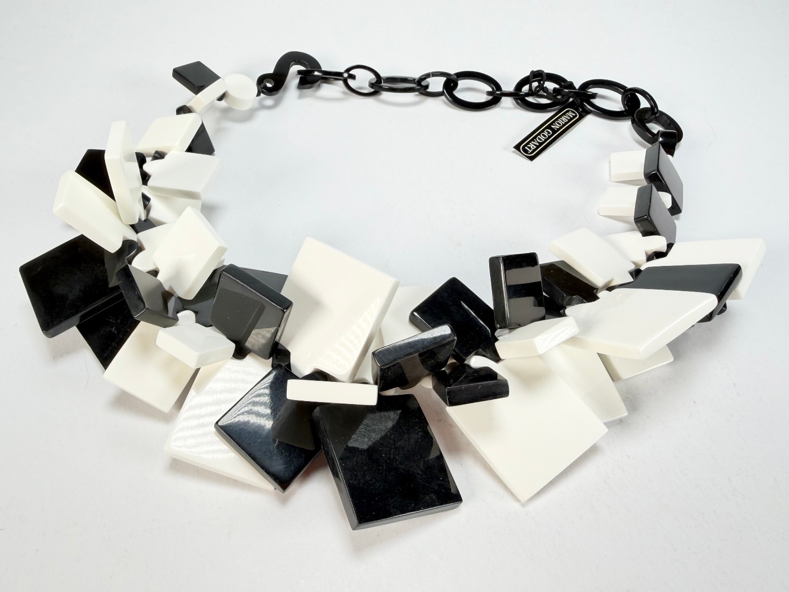Marion Godart – Monochrome “Draps Tombés” Black & White Resin Necklace