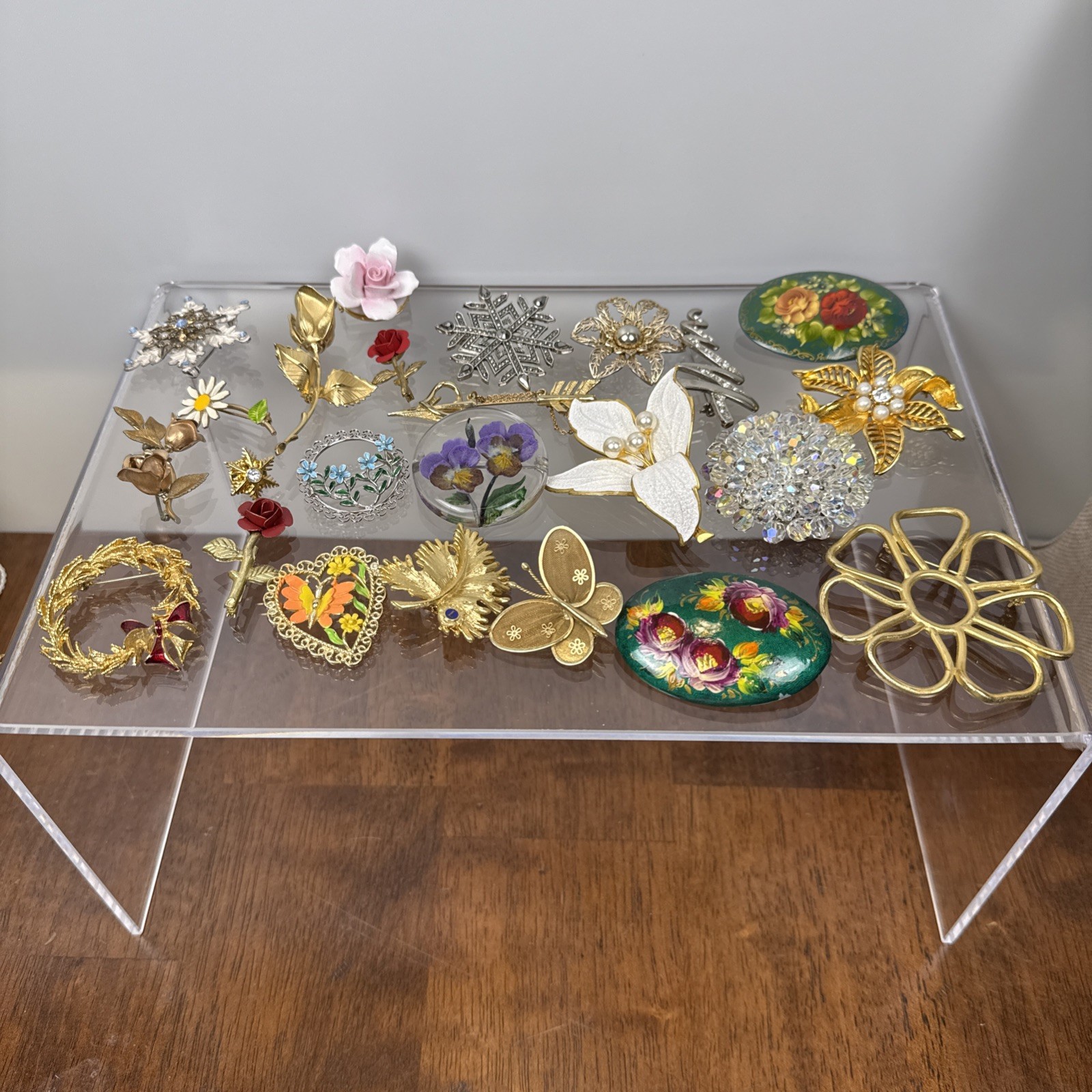 Assorted brooch pin lot. E3