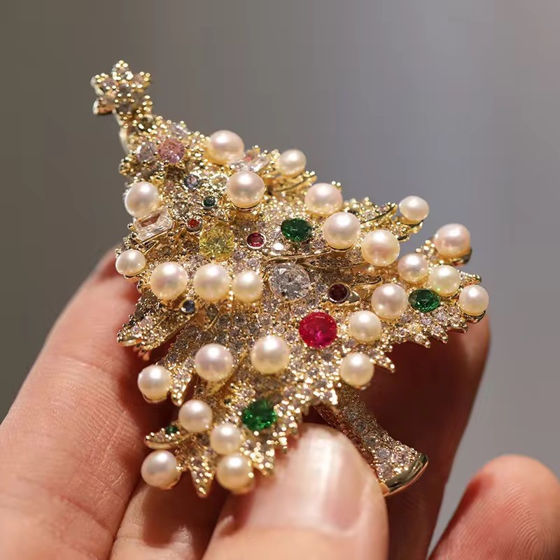 Luxury Christmas Tree Brooch – Gold Tone with Rhinestones, Pearls & Festive Gems