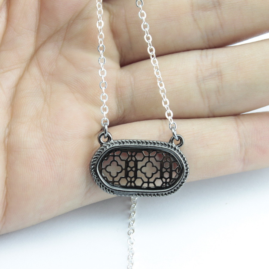Mini Oval Filigree Pendant Necklace Gold Hammered Lattice Fashion Choker Jewelry
