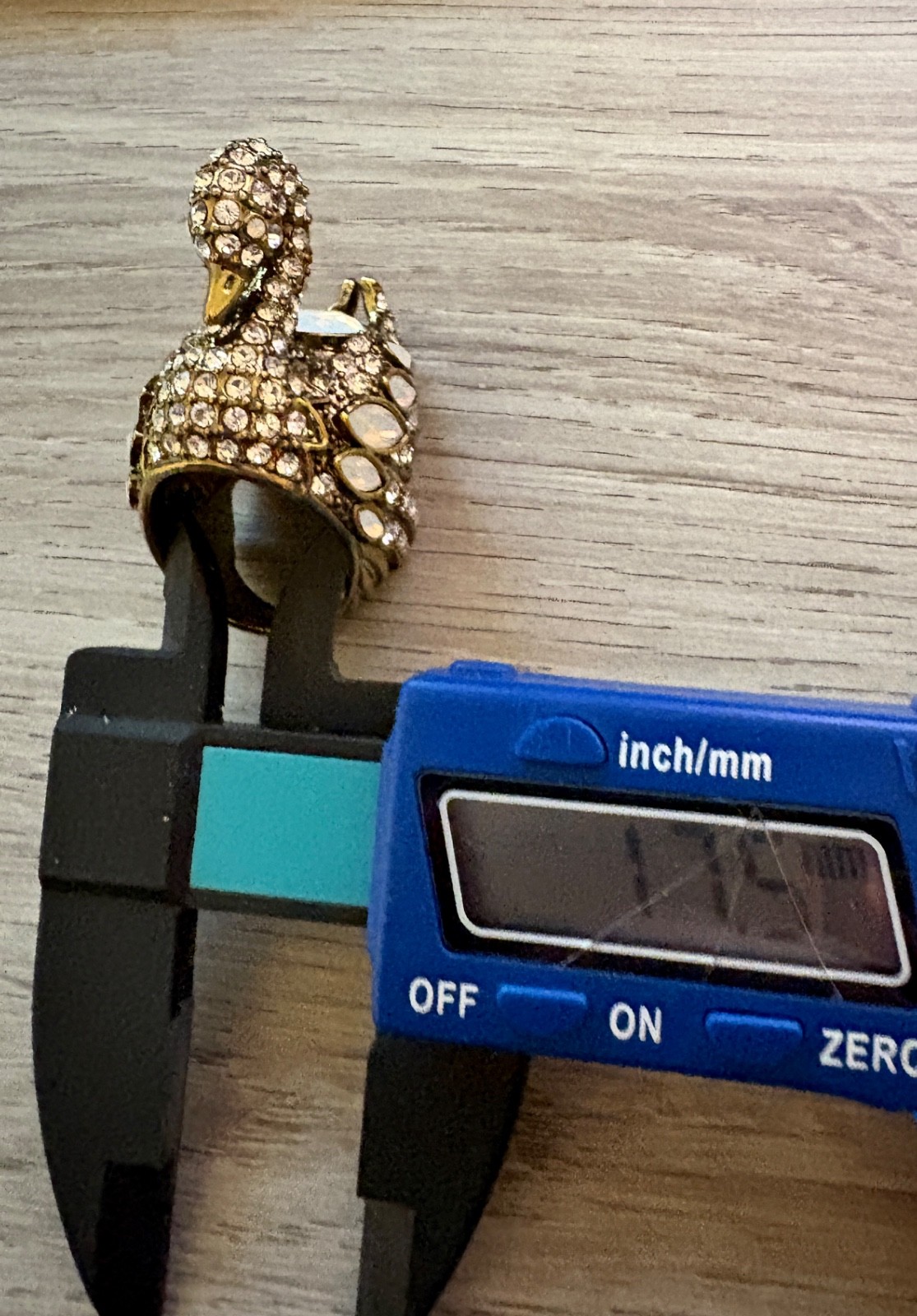 Heidi Daus gold crystal swan ring size 7 – Approx 17.5mm dia- great condition
