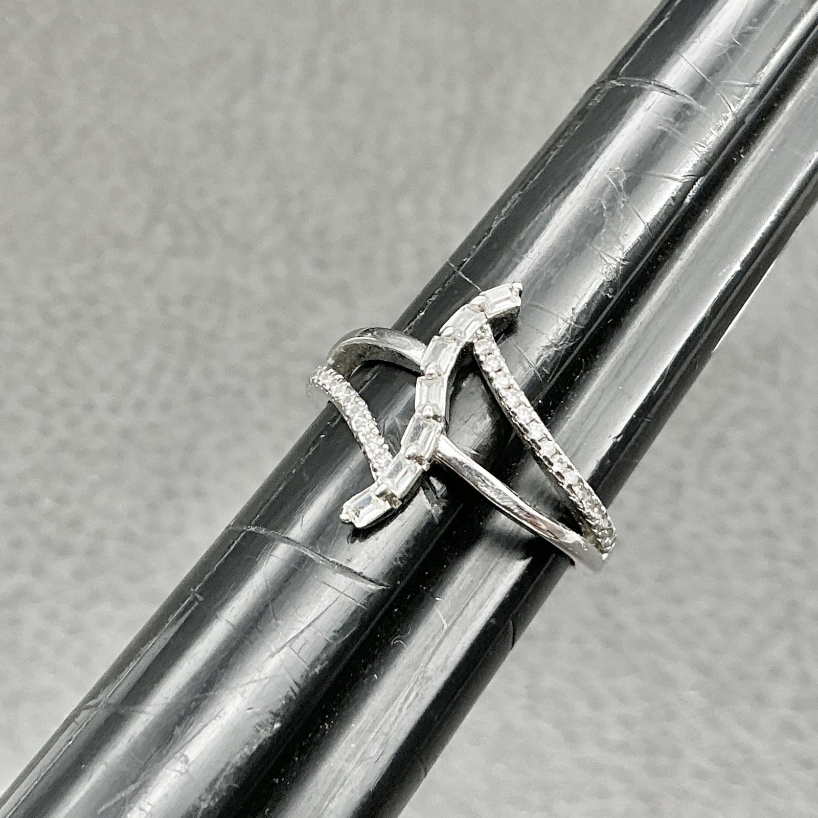 Ring Size 7 Silver Tone Clear Crystal Baguette Crisscross Split Shank Womens
