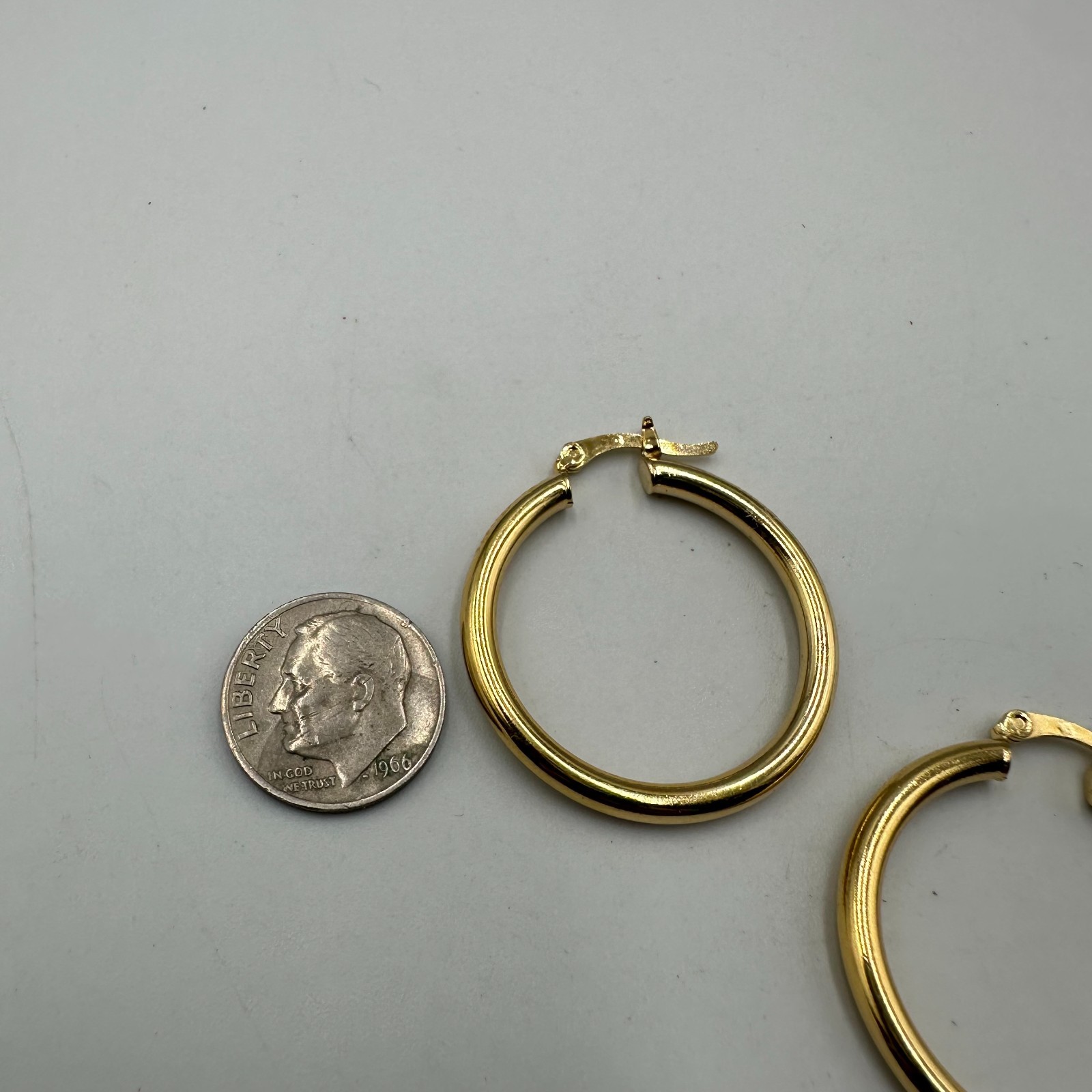Hoop Earrings Gold Tone Classic Polished Round Latch Back Lightweight 1.25in