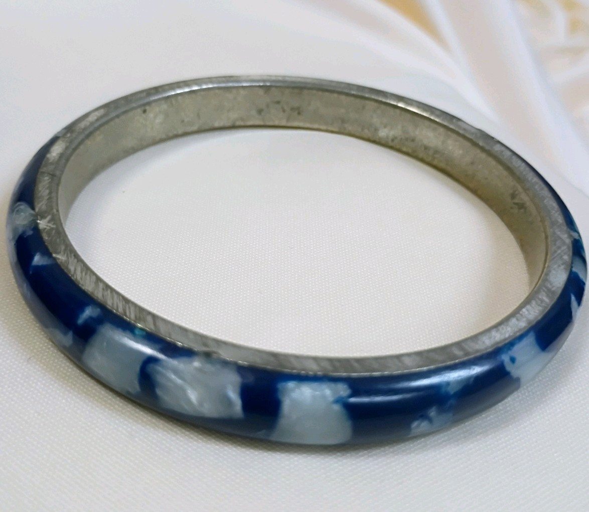 Blue Marbled Plastic/Metal Round Bangle Bracelet No Stone