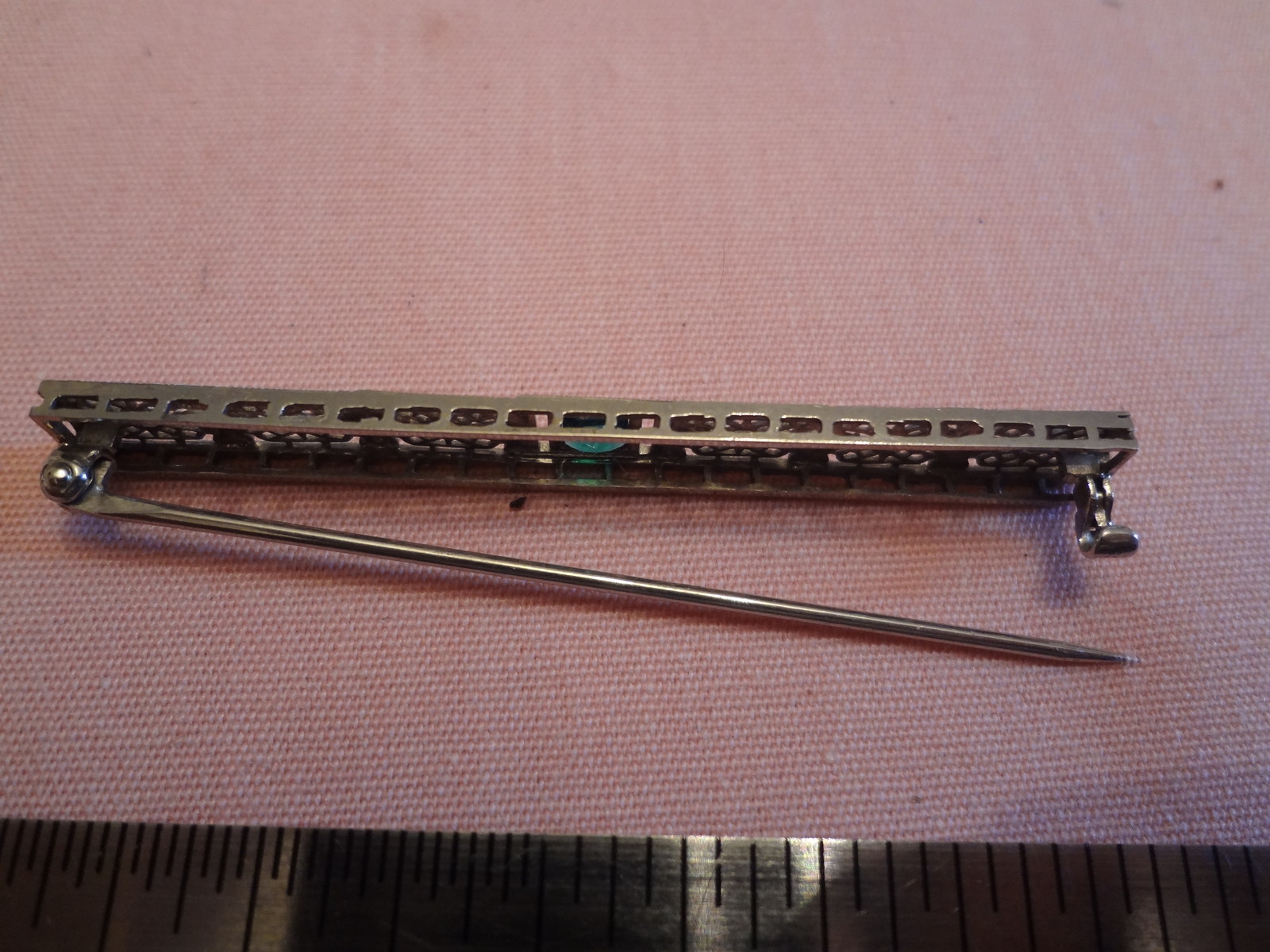 1920s Filgree White Gold 2-1/8″ Bar Pin Jewelry (Green Stone Glass? in Center)