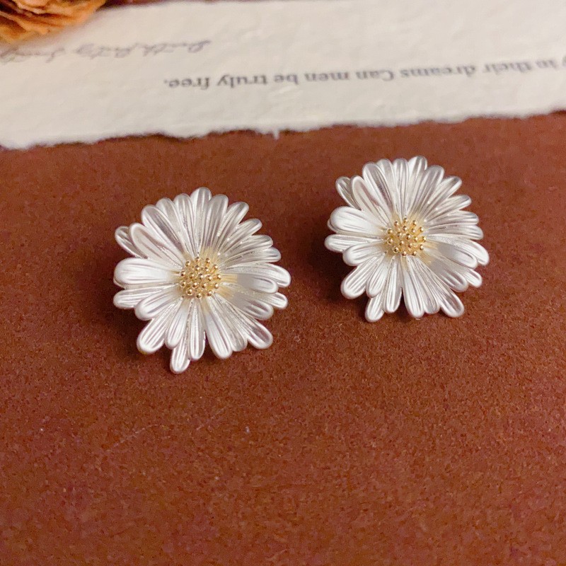 Summer Daisy Stud Earrings Metal Flower Simple Design Jewelry Women