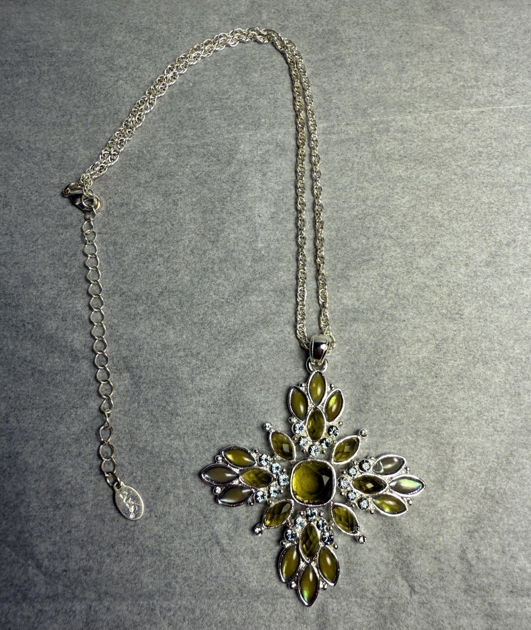 Women’s Necklace Silver Tone Metal Chain w/ Pendant Green Rhinestone Brand 2028
