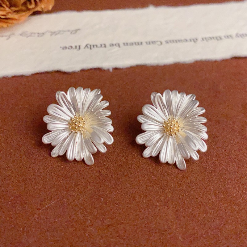 Summer Daisy Stud Earrings Metal Flower Simple Design Jewelry Women