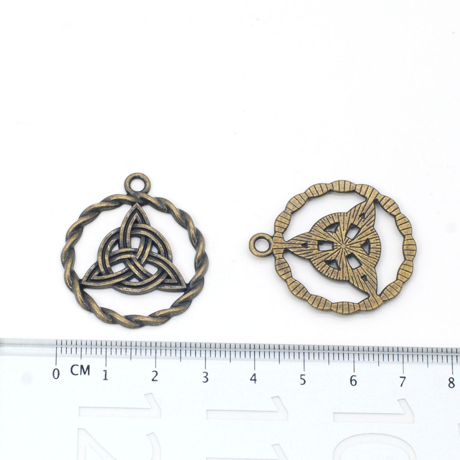 10PCS Antique BronzeTone Metal Triangle Celtic Knot In Circle Charm GGB71