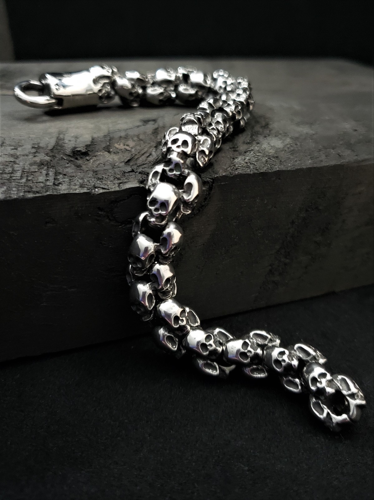 Polished Stainless Steel Silver Skull Bracelet w/Metal Gift Box – BLACKSTATIC