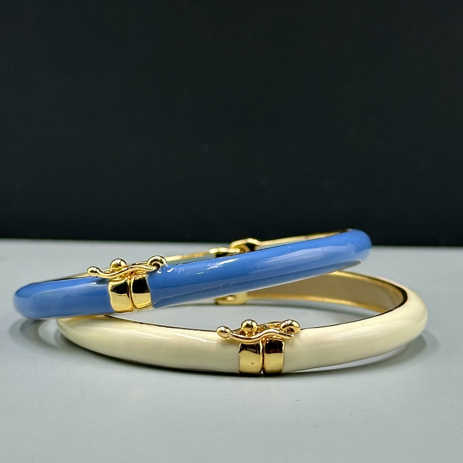 Hinged Bangle Bracelet Set Gold Tone Blue Ivory Enamel Smooth Finish 7.5 Inch