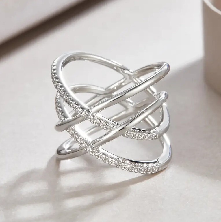 Round Cut Simulated Diamond Stunning Criss Cross Band Ring 14k White Gold Plated