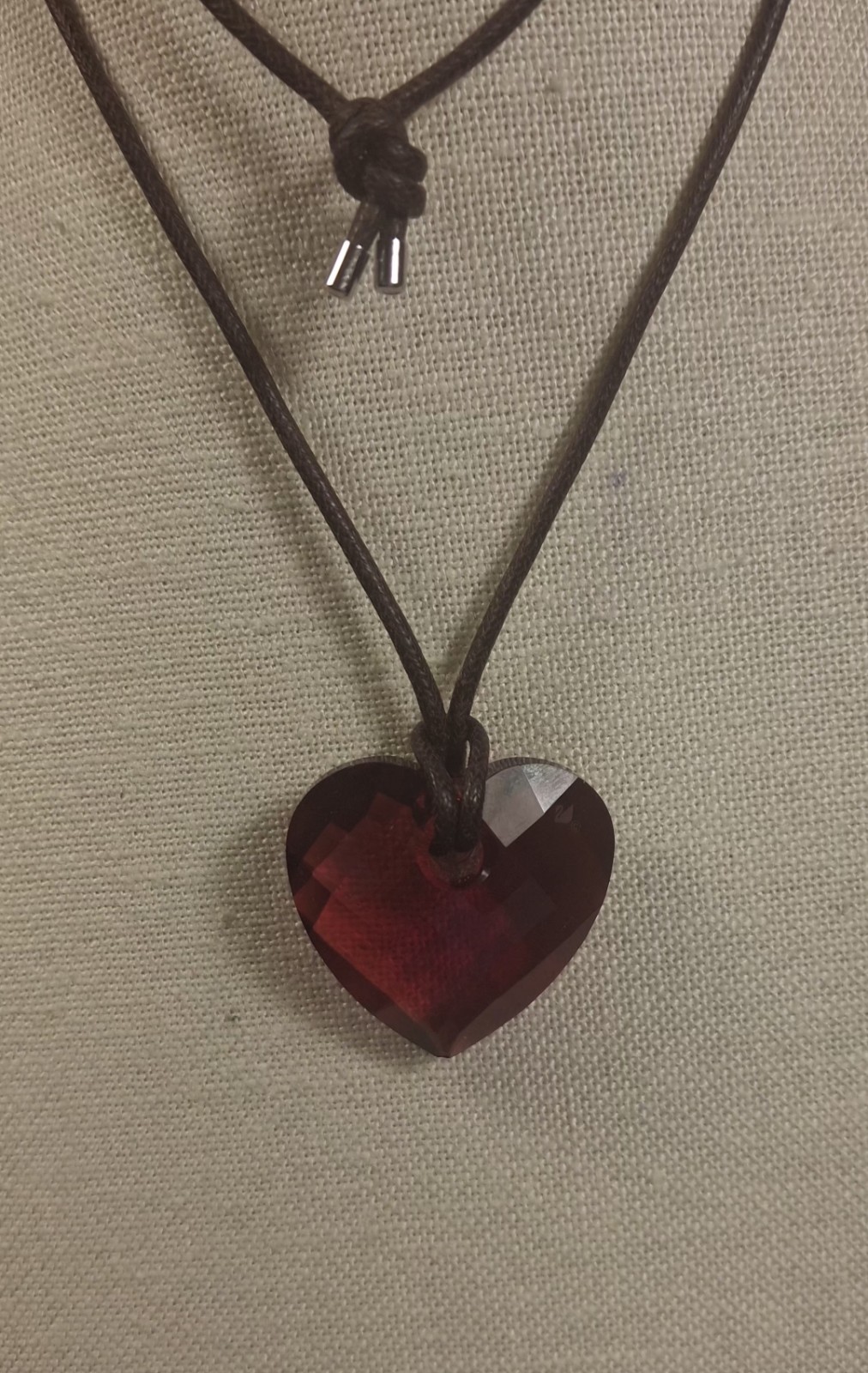 Pre-owned No Brand Faceted Red Heart Pendant Necklace..