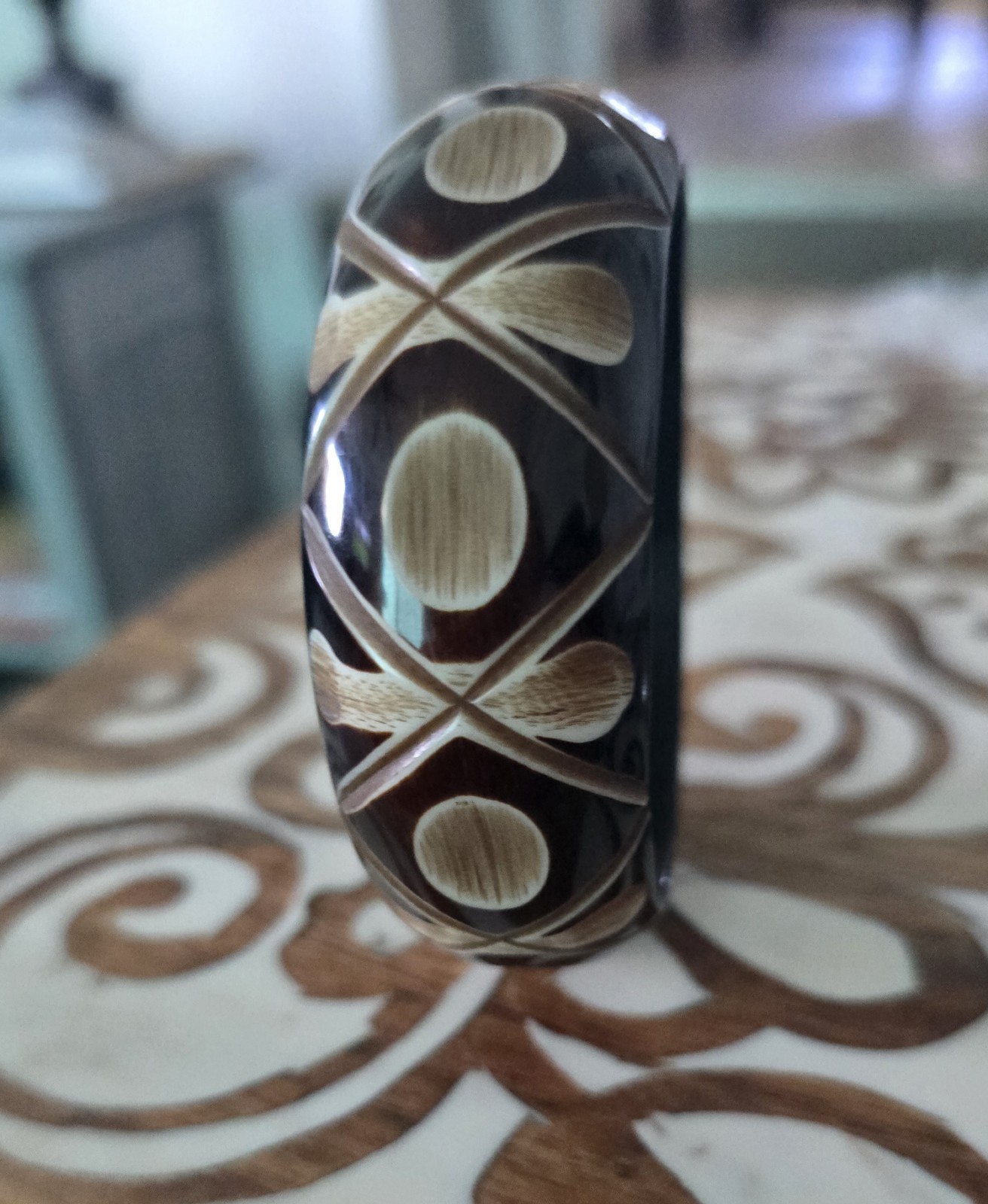 Vintage Carved Lucite Bangle Bracelet Dark Brown / Tan Boho Beautiful