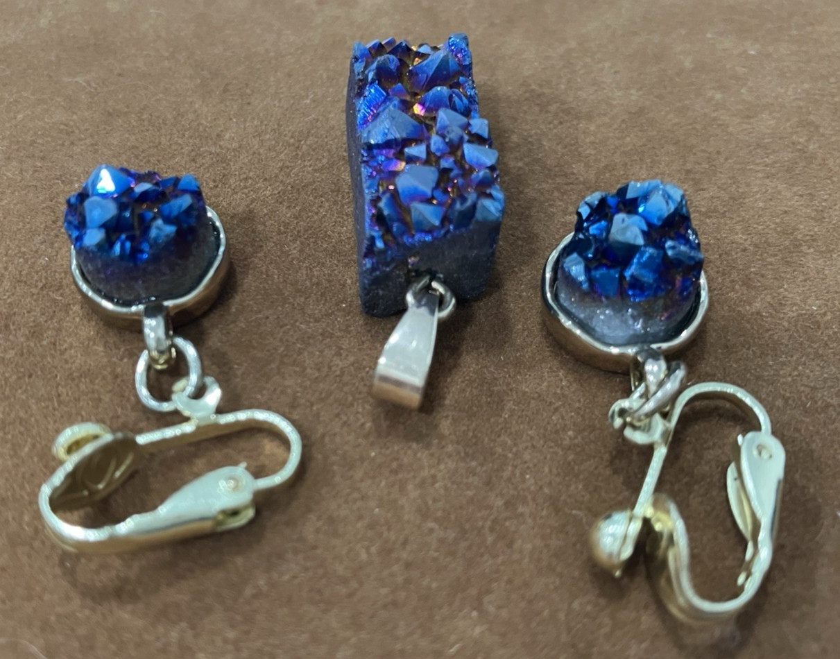 Unique! DRUSY DICHROIC QUARTZ blue/purple PENDANT & EARRINGS set in gold-tone