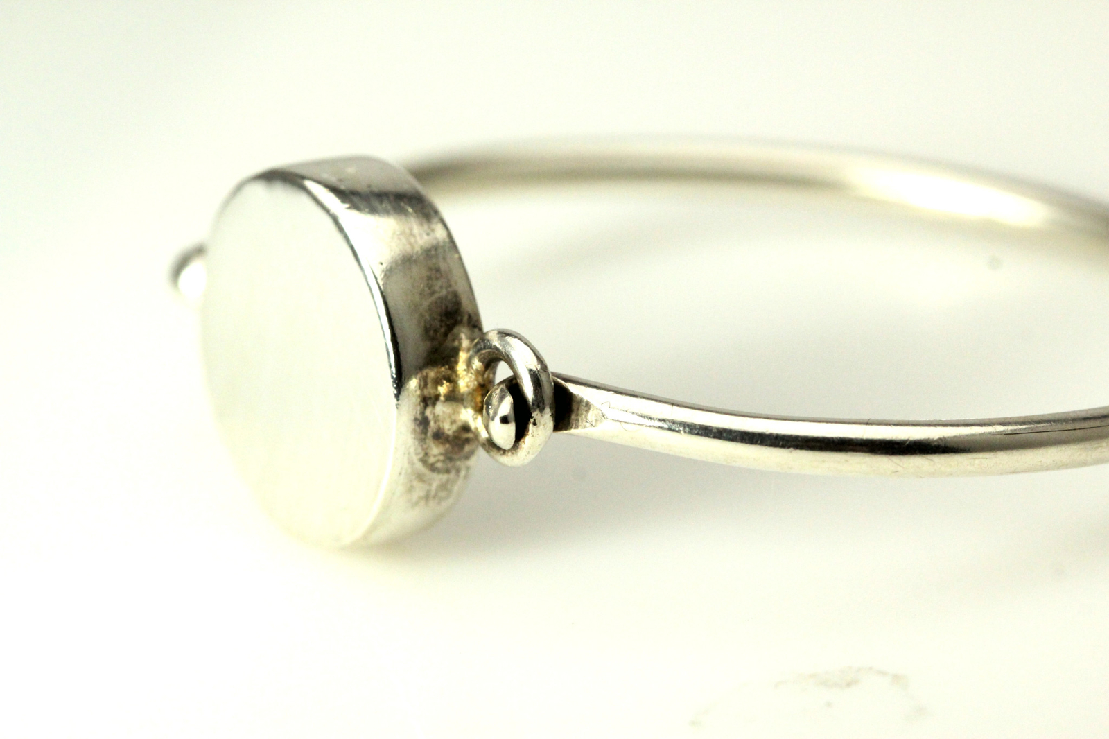 Engravable sterling silver bangle, faint engraving visible 13.6 grams (BR3724)