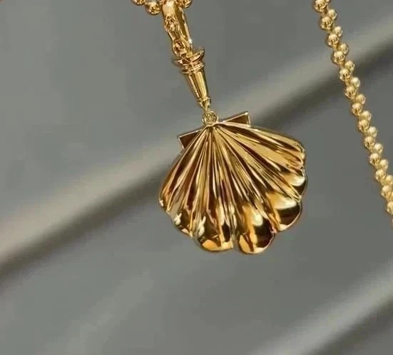2Ct Round Simulated Diamond Seashell Women’s Pendant In 14K Yellow Gold Plated